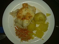 Tilapia v zakysane smetane se syrem, brambory, kysela zelenina